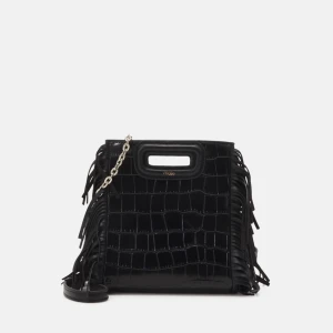 Svart majeväska - Säljer min svarta majeväska i ormskinn då den inte används längre. Har tappat bort det långa bandet till väskan. Det finns en liten reva på väskan därav priset. Kvitto och dustbag finns! Köpt för 2795, säljer 800  