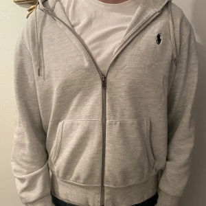 Ralph lauren Zip Hoodie - Ralph lauren Zip Hoodie som jag inte längre använder, köpt för ett år sen men är fortfarande i jätte bra skick. Nypris 1800. Mitt pris 800