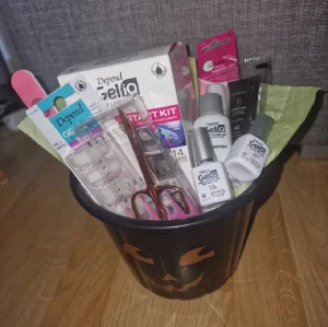 Nagelkit - Säljer nu en korg fylld med exakt allt som behövs för att göra salong naglar hemma🙏🏼 Säljes tillsammans och ej separat🥰