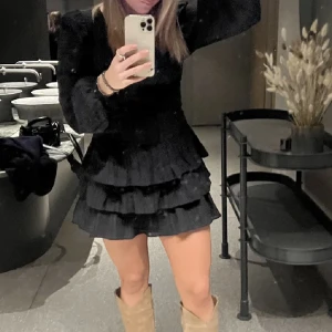 Svart klänning - Säljer denna superfina svarta klänningen ifrån zara då den inte kommer till användning längre. Använd fåtal gånger så mycket bra skick. Säljer för 400💕