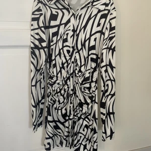 Mönstrad klänning - Mönstrad klänning från Missguided i superskönt material. Tyvärr aldrig kommit till användning. Slutar ovanför knäna på mig som är 163. Scrunch på sidorna som formar kroppen väldigt fint 