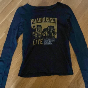 Långärmad tröja - Super fin långärmad tröja med tryck på framsidan! Köpt här på Plick men knappt använd av mig och är i toppen skick!❤️