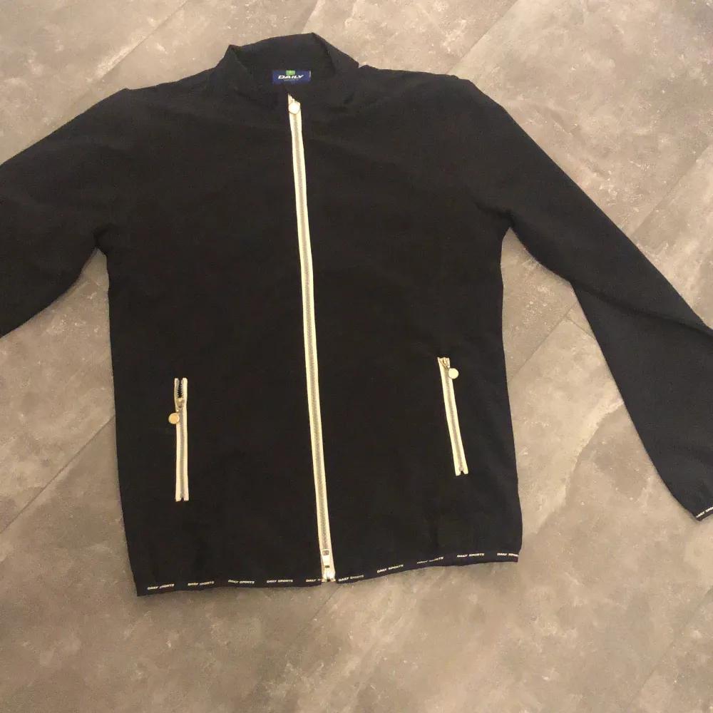 En tränings zip-up tröja som kanske är använd en gång materialet är lite som en jacka. Jackor.