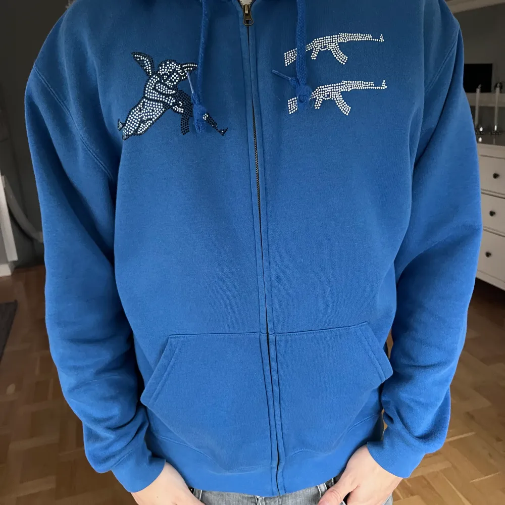 Blå one of one zip hoodie  Bra skick  Nypris 1000. Hoodies.