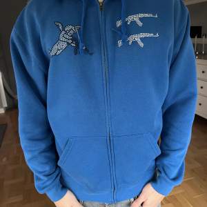Blå one of one zip hoodie  Bra skick  Nypris 1000
