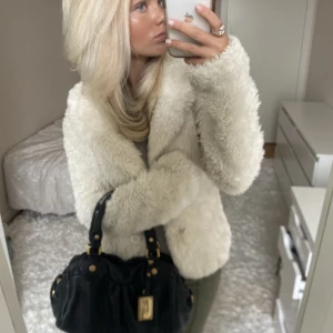 Vit Beige pälsjacka - Säljer denna vita/beiga pälsjacka. Har du någon fråga är det bara att höra av dig🫶🏻