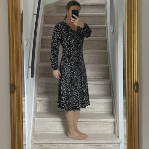 Klänning med omlottliv - Mönstrad klänning med omlott i livet, med knytband. H&M