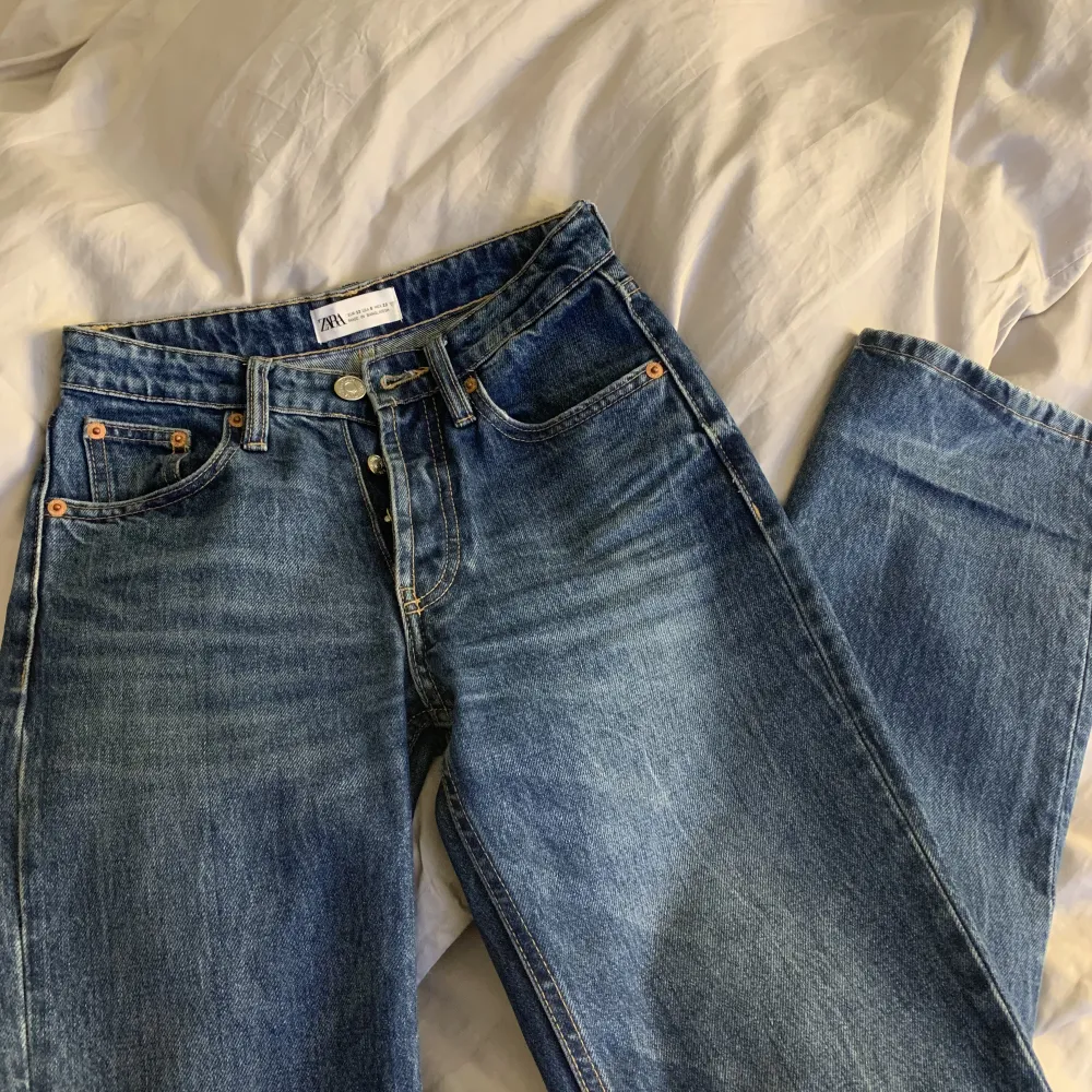 Säljer dessa supersnygga zara midwais jeans som sitter såå himla snyggt, de har tyvärr blivit försmå för mig därav säljer jag:)) bara att skriva vid frågor!!. Jeans & Byxor.