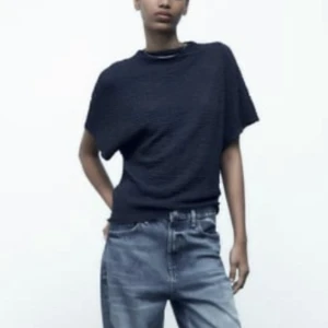 Jättefin topp ifrån zara!❤️ - Jättefin marinblå topp ifrån zara!❤️ Säljer då den inte längre kommer till användning. Toppen är inte använd mycket och är i nyskick. Det första två bilderna är tagna ifrån hemsidan, skriv för fler bilder❤️ Nypris: 200kr❤️