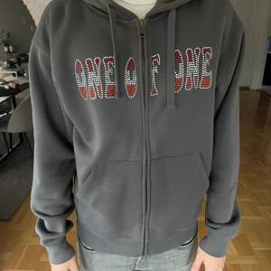 Grå zip hoodie från one of one  Använd fåtal gånger  Är i bra skick  Nypris 1000kr