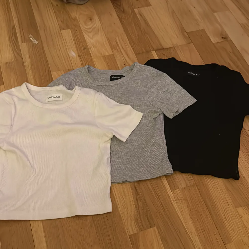 säljer 3 pack t-shirts från even & odd, svart grå och vit, man kan köpa enskilt också men för tre blir de 60kr och om man vill bara ha en går de bra, 20 kr styck. knappt använda bara testat, kom privat för bilder eller frågor.💕  . T-shirts.