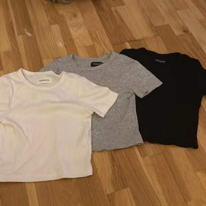 säljer 3 pack t-shirts från even & odd, svart grå och vit, man kan köpa enskilt också men för tre blir de 60kr och om man vill bara ha en går de bra, 20 kr styck. knappt använda bara testat, kom privat för bilder eller frågor.💕  