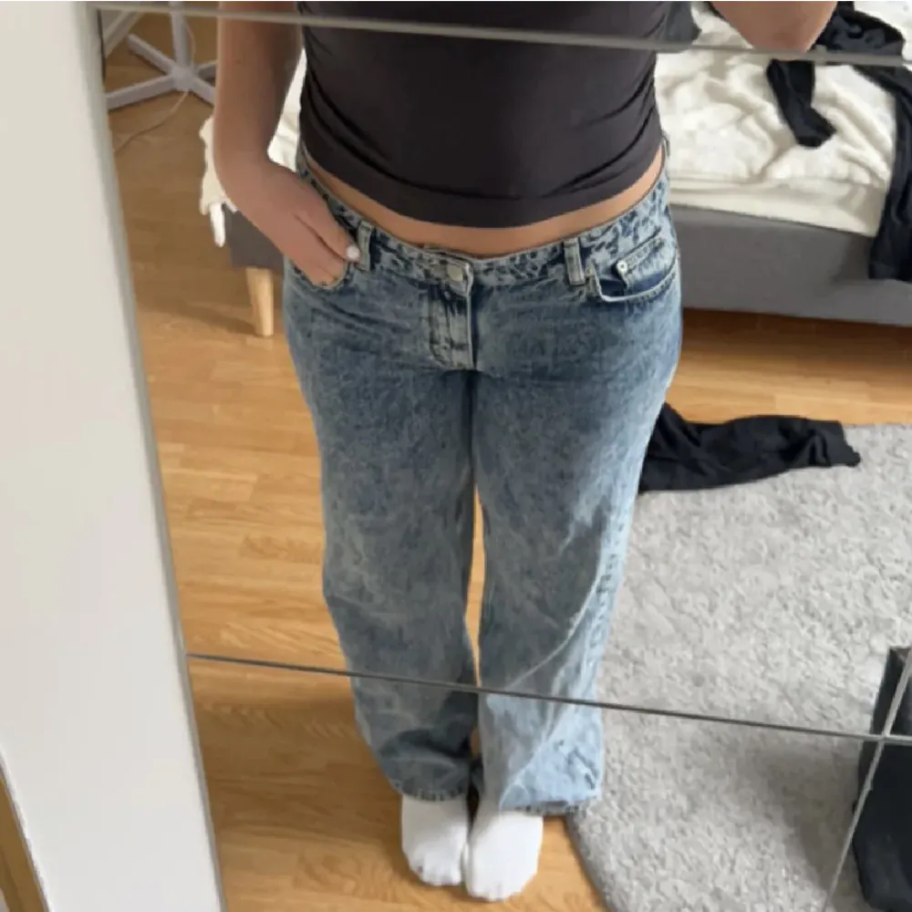 Sjukt snygga lågmidjade jeans från NLY JEANS. De är knappt använda och är i nyskick! Byxorna passar även storlek 36. . Jeans & Byxor.