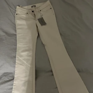 Beiga jeans - Dessa jeans köpte jag idag 26/9 men de va för små för mig både i midjan och för korta! De är sjukt snygga o bara testade så de va väldigt surt att de va små.. de är 36 men känns mer som en 34