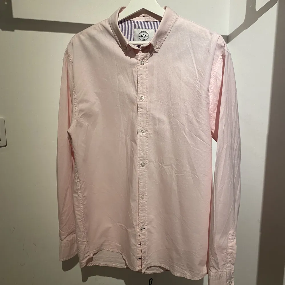 Säljer en frän rosa skjorta från kronstadt Casual i storlek L. Sparsamt använd med inga synliga fel! Extra knappar ingår med skjortan. Skriv för mer info eller funderingar🤙🏼. Skjortor.