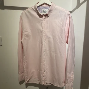 Rosa skjorta - Säljer en frän rosa skjorta från kronstadt Casual i storlek L. Sparsamt använd med inga synliga fel! Extra knappar ingår med skjortan. Skriv för mer info eller funderingar🤙🏼