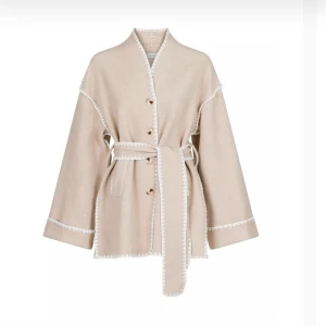 Neo noir jacka  - Beige jacksa med vitt kontrastbroderi från Neo Noir. Helt ny, aldrig använt, lappar på. 