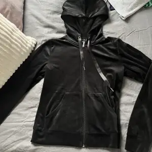 Svart hoodie från Gina Tricot. Storlek XS