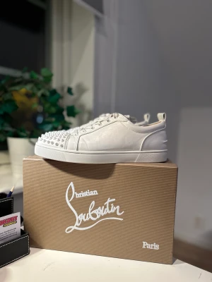 Christian Louboutins - Tjena säljer min loubs då jag inte var ett fan av vita skor. Jätte fint skick och har tvättats minst en gång i veckan. Byten kan vara intressant så kom med förslag och pris kan även diskuteras