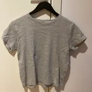 Grå ribbad t-shirt från Lager 157.  I mycket bra skick.  95 % bomull, 5 % elastan.  #ribbad #gråtshirt #grey 