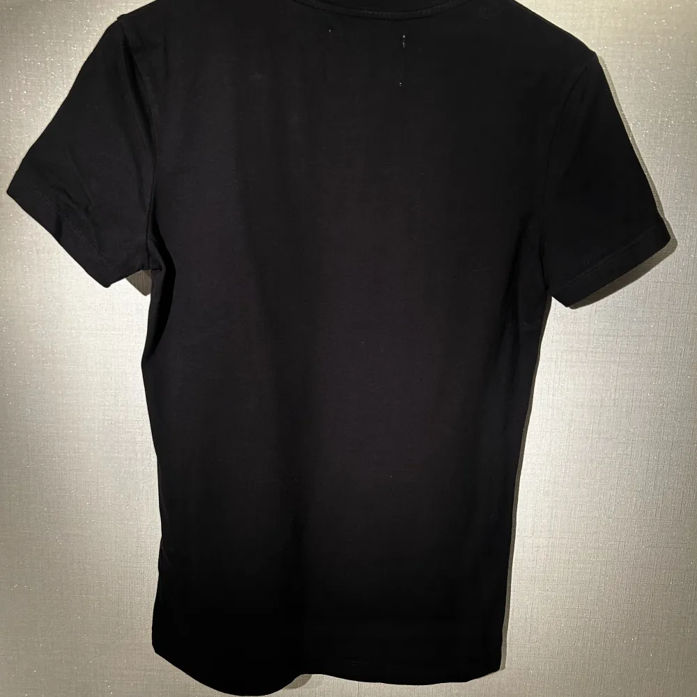 T-shirt från Calvin Klein x Andy Warhol. Väldigt bra skick, inga synliga defekter. Pris går att diskutera💞 Nypris: ca.450-500kr. T-shirts.
