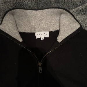 Davida Kashmirtröja  - Säljer en Davida Kasmirtröja som är nästan helt ny, använd ett fåtal gånger, säljer pågrund av att den är för stor för mig, tröjan har storlek (M)