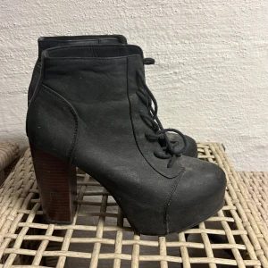Platå skor  - Hög klack men platå - enkla att gå i för att vara så höga!  Perfekta som festklackar på höst / vinter då dom är ganska varma! Dammiga då dom stått i förråd. Något slitna här och där men putsar man upp dom blir dom superfina 👌🏽
