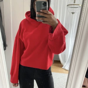 Röd hoodie  - Lånad bild av den ja köpte av på pick. Tröjan passade tyvärr inte när ja fick hem den därav säljer  ja den vidare. Den är ifrån Gina i storlek M