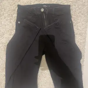 Svarta slim jeans från Bikbok, använd endast 1 gång. 