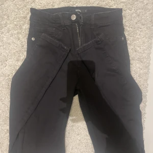Svarta jeans - Svarta slim jeans från Bikbok, använd endast 1 gång. 