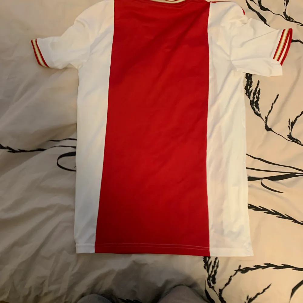 Säljer min Ajax tröja som tyvärr har inte kommer till användning längre. Köpt i Ajax butiken i Nederländerna och i fint skick. Pris kan självklart diskuteras vid snabb affär. T-shirts.