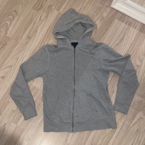 Zipphoodie - En dragkedjetröja från lager 157.  Ett litet hål vid högra fickan och ett märke vid västra fickan. Storleken är L men skulle säga att den är liten i storleken.