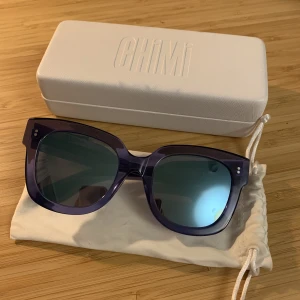 Chimi 008 blå - Säljer mina fina blåa Chimis i modellen 008! Mycket bra skick och både fodral oxh box medföljer💖💖
