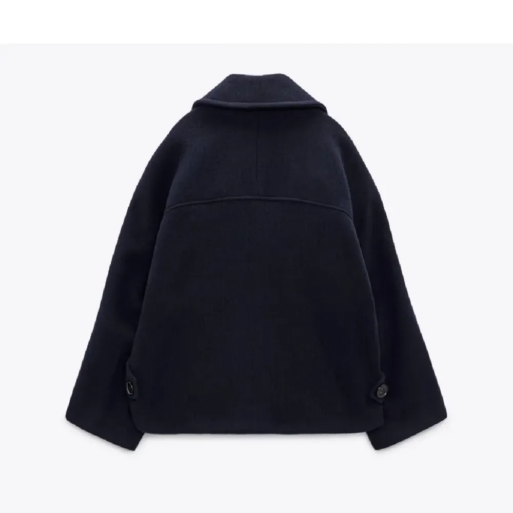 Säljer denna fina mörkblåa kappa från zara som är perfekt nu till hösten och vintern!!🤩 bra skick och nypris är 1500, passar xs-s. Jackor.