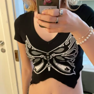 Fjäril topp - Snygg fjäril topp som tyvärr inte kommer till användning. Perfekt till fest! Kontakta mig om du har fler frågor!