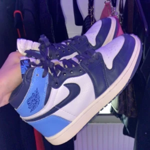 Jordans  - Storlek 40 äkta. Slitna lite nedifrån . 