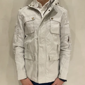 SafariJacka Zara - Hej! Säljer nu min jacka från Zara i storlek M, fint skick. Tveka inte på att höra av dig om du har frågor eller funderingar kring varan!