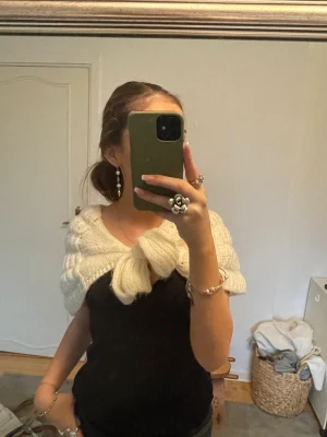 Kofta typ - Jätte mysig tröja man kan ha över nått linne har tyvärr inte kommit till användning 