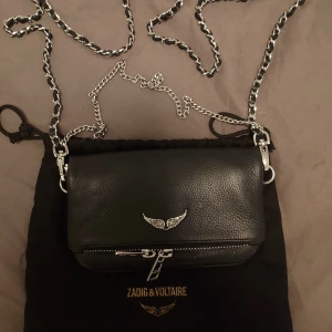 Zadig & Voltaire rock nano  - Min fina fina väska som inte kommit till användning på över ett år  Höjd 12 cm Längd 17 cm  Är i nyskick 💕 Kan gå ner i pris vid snabb affär 😊