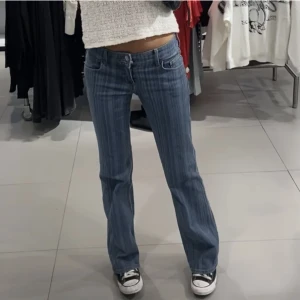 Lågmidjade jeans  - Aa snygga jeans från hm med randiga detaljer och så fina fickor! Aldrig använda och lappar finns kvar. Passar perfekt i längd på mig som är 1.70 och de är väldigt stretchiga så skulle säga att de kan passa fler storlekar (jag har oftast 36) ❤️
