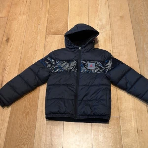 Air Jordan vinterjacka  - Svart vinterjacka. Mycket varm och sparsamt använd. Perfekt jacka till vintern och våren. Storlek 147cm-163cm