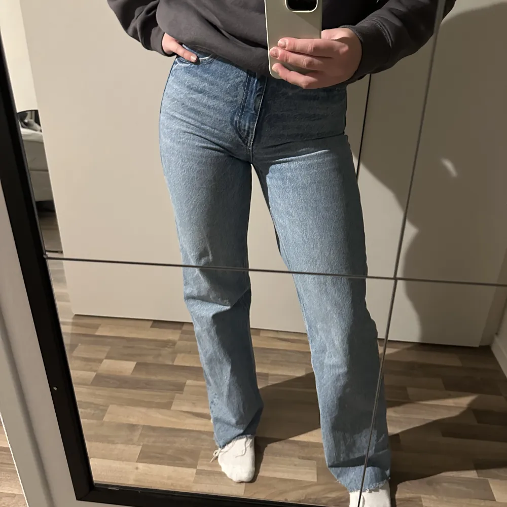 super fina jeans från Zara men som inte kommer till användning.  Mörkare blå färg och högmidjade. Frakt tillkommer. Jeans & Byxor.