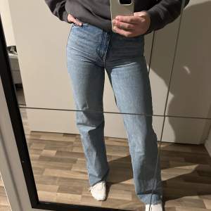 super fina jeans från Zara men som inte kommer till användning.  Mörkare blå färg och högmidjade. Frakt tillkommer