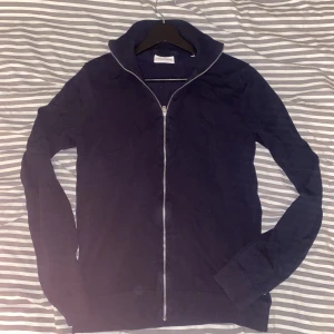 Lindbergh zip - Säljer nu en full zip av Lindbergh med färgen navy blue. Använd ett par gånger men skicket skulle jag ändå säga är väldigt bra! Storleken är i Large men tror att den passar bättre på den som har storlek M eller S! Hör gärna av dig om fler frågor!