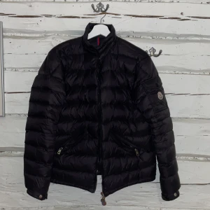 Moncler Jacka - Moncler jacka i riktigt bra skick, Storlek S och sitter perfekt Kvalite 10/10 (Knappast använd) Pris kan diskuteras!