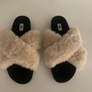 Innetofflor - Säljer dessa söta osnvända innetofflorna🤍