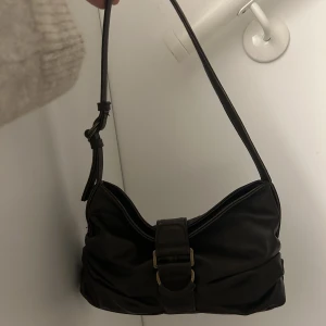 Väska  - Säljer denna superfina väskan ifrån zara🥰 Nypris 329 kr:) 