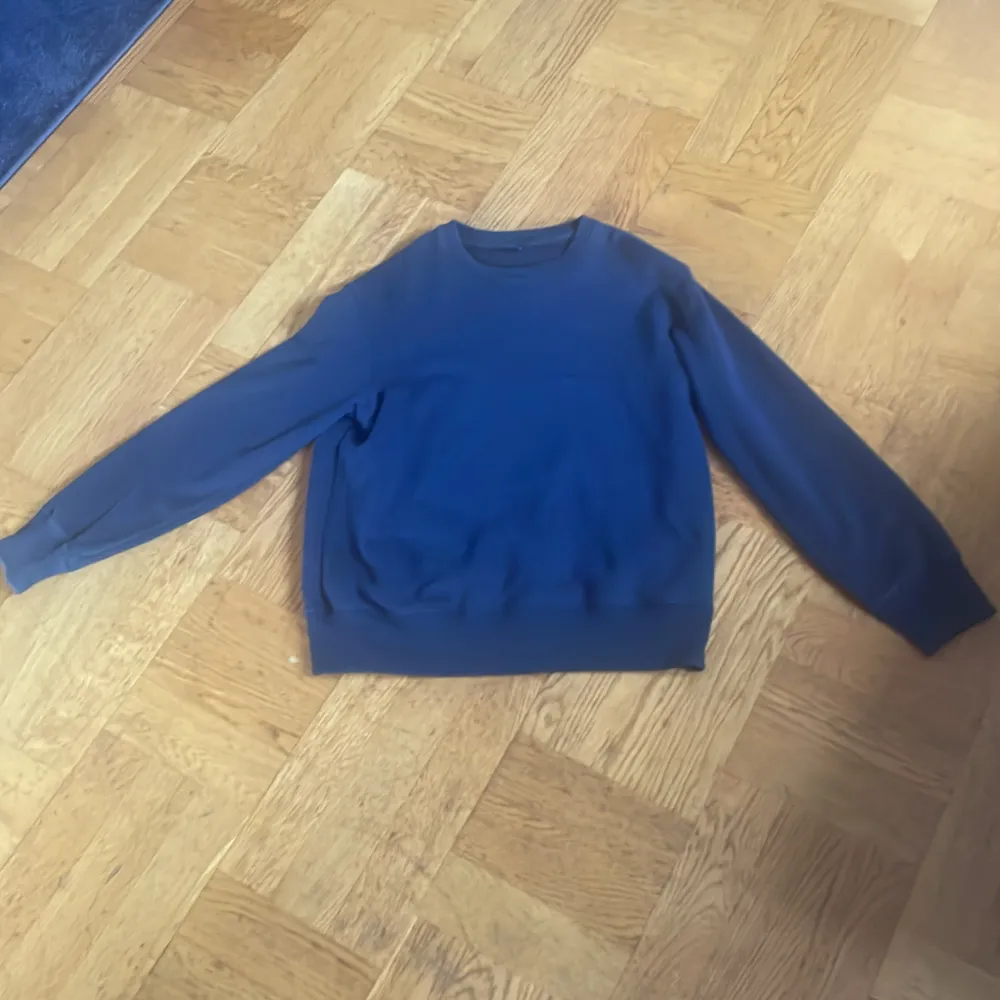 En jätte fin mörkblå sweatshirt från uniqlo i sorlek 13, i damstorlek är det typ en S. Hoodies.
