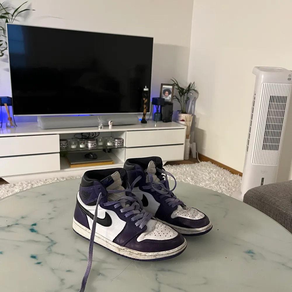  Säljer nu mina Jordan 1 Court Purple då jag knappt använder de längre, trodde inte jag skulle sälja de så har varken kvitto eller låda kvar. Skor.