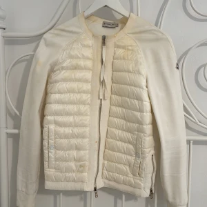 Moncler cardigan - Säljer min moncler cardigan då den ej kommer till användning. Den är köpt för 5700kr på Vestiaire collective så den är självklart äkta då den har gått igenom en ältahets kontroll, samt har den en QR kod. Den är väldigt smutsig, därav priset🩷